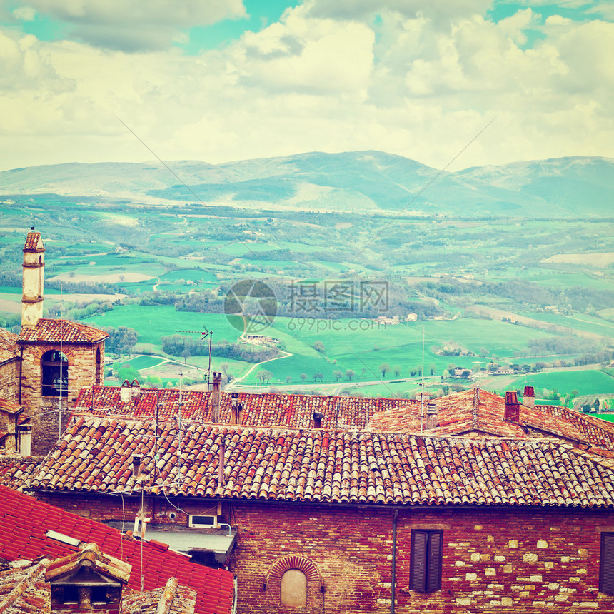 意大利中世纪城市和环绕托斯卡纳地貌的空中景象图片