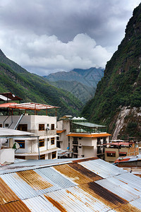 AguasCalientes镇在秘鲁Machupicchu区乌鲁班巴河和Kusco地区Machupichu附近安德斯山区的Agu图片