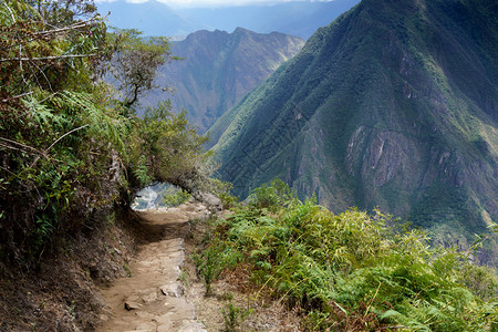 印加古道穿过秘鲁马丘比区乌鲁班巴省库斯科地区背景图片