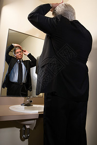 男人对着镜子梳头图片