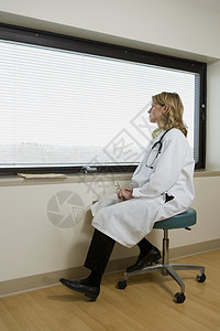 看窗外的医生背景图片