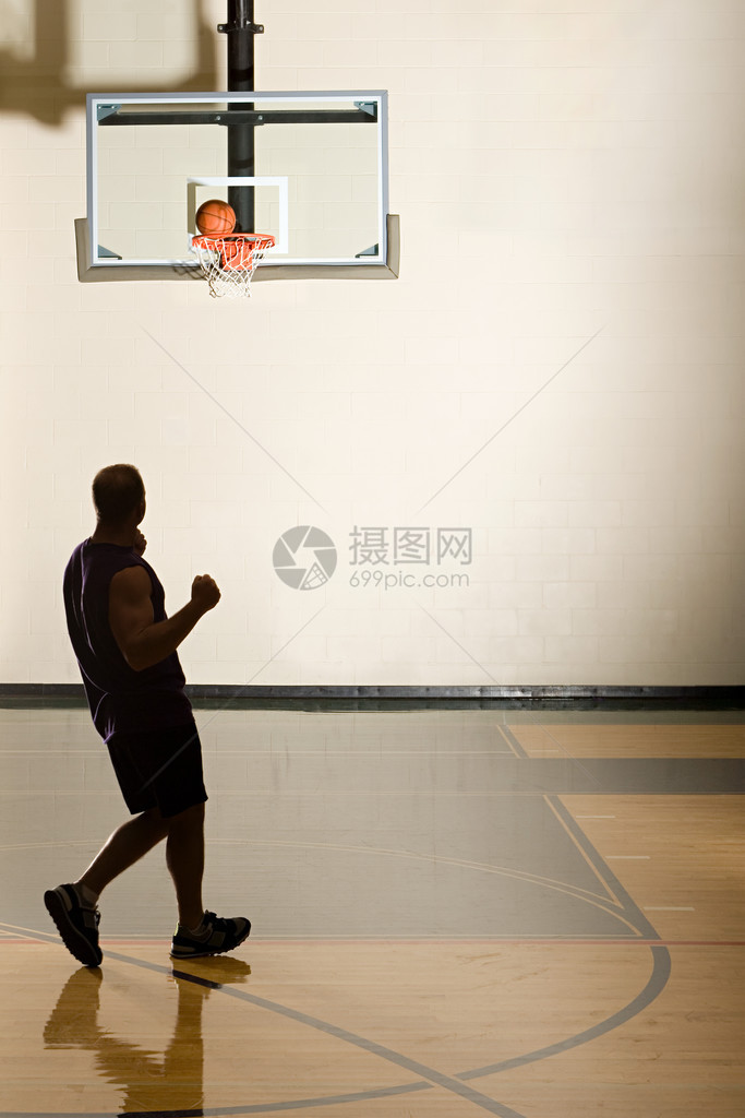 在竞技场打篮球的人图片