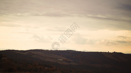 秋天托斯卡纳风景的照片图片