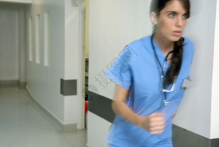 跑通过医院大厅的女医生图片
