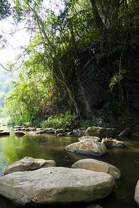 山旁小溪中的石头景色图片