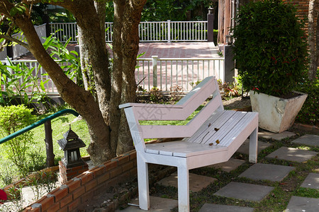 花园公里的白色木制长椅图片