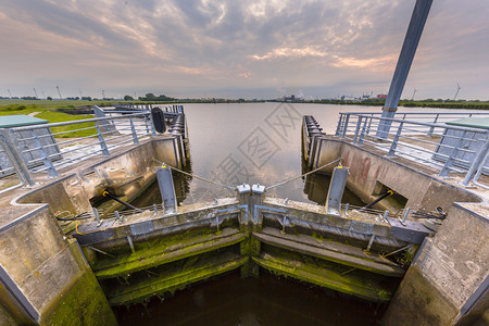 主要水道中的锁定室这些设施是荷兰水资源管理的图片