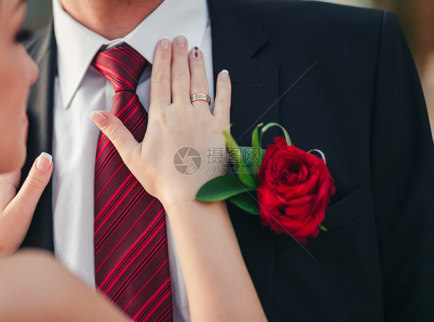 新郎西装和婚礼布置上新娘手紧图片