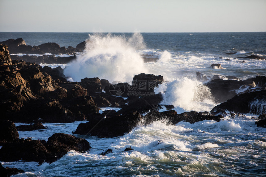 加利福尼亚北部崎岖的海岸线外岩石上发生了强烈的撞图片