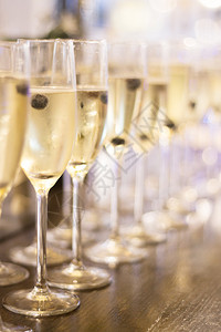 香槟在餐厅酒吧的酒杯里闪耀着白葡萄酒眼镜在婚礼图片