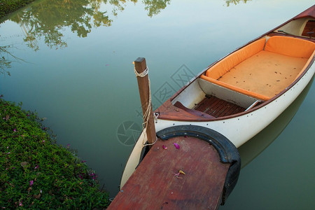 夏天湖上的小船图片