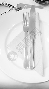 婚宴桌布上的刀叉餐具图片