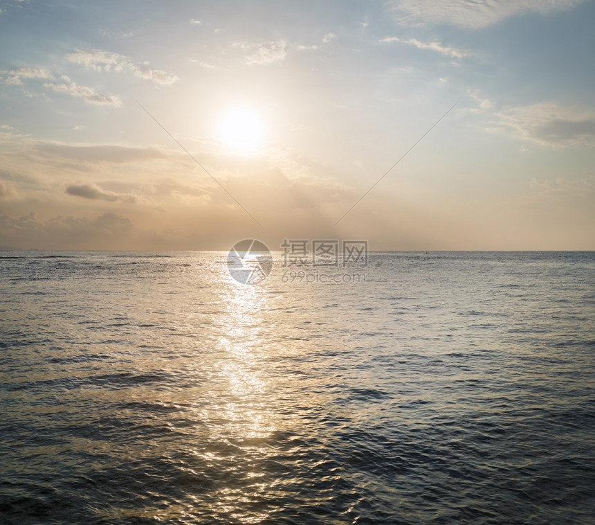 日出在海面上太阳在海面反图片