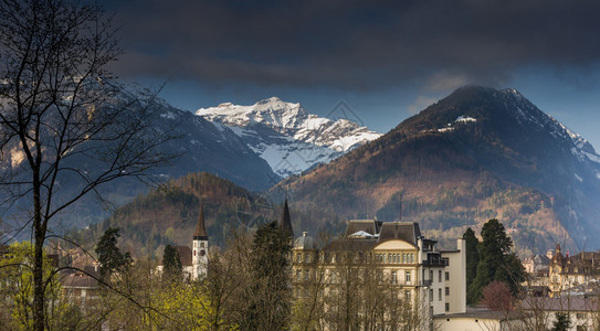 瑞士因特拉肯市和山丘的图片