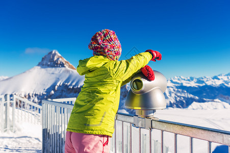 小女孩在山上过冬度假时玩得开心Swi图片