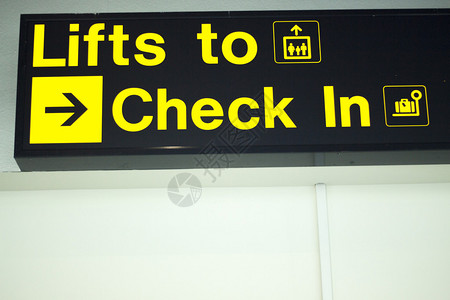 机场信息在光板上签字指示空中旅行者背景图片