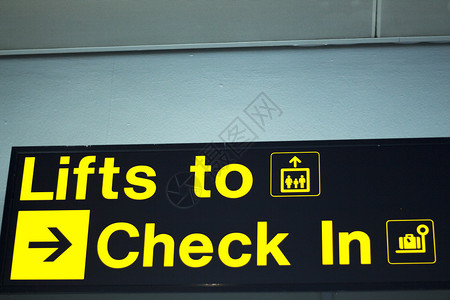 机场信息在光板上签字指示空中旅行者图片