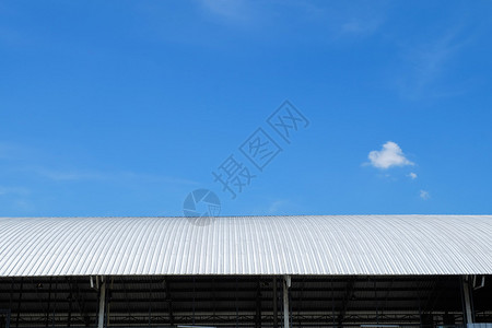 蓝天背景的金属板建筑屋顶图片