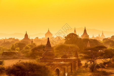缅甸蒲甘的雾在宝塔上的日落图片