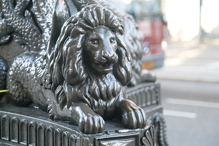 雕像是一头上坐着金属的狮子图片
