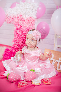 美丽的小公主女婴穿着粉红裙子和甜图片