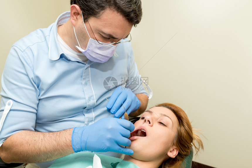 牙科医生对病人图片