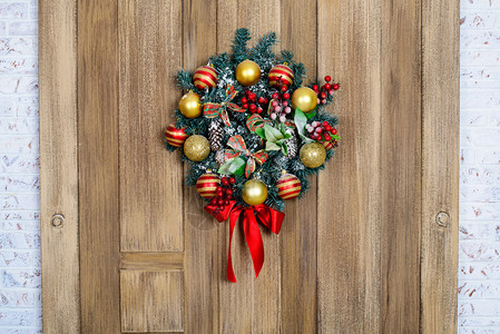 门上美丽而富有表现力的圣诞花环图片