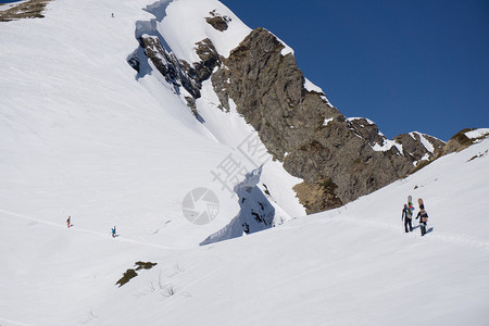 滑雪运动员上山自由奔图片