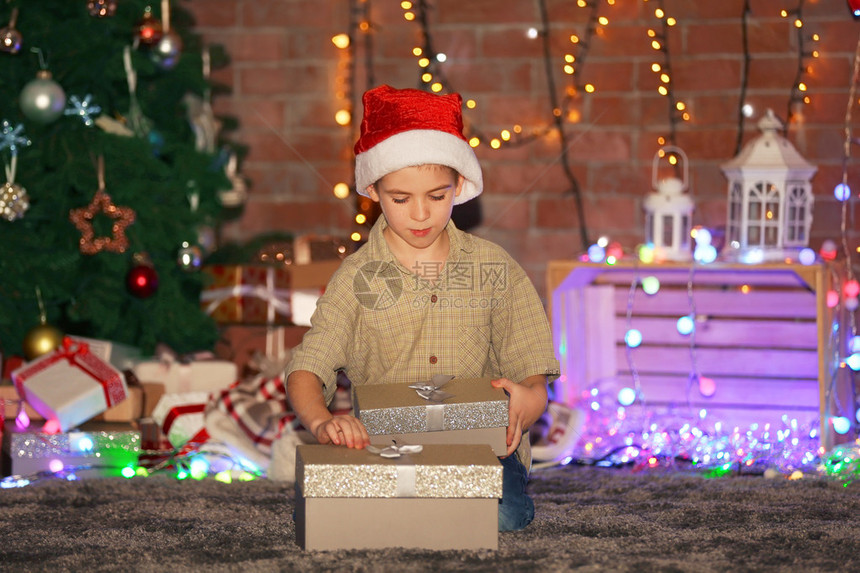 小男孩带着礼物盒圣诞节图片