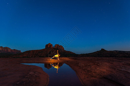 一名妇女夜间做瑜伽图片