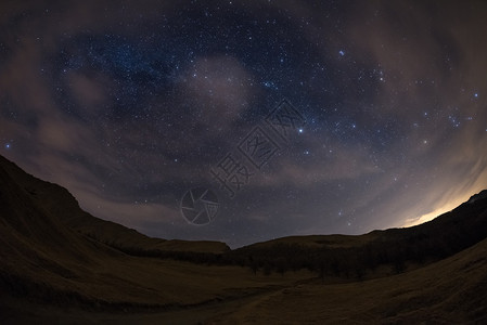 星空和银河在冬季的极佳景象来自黑锥形林地图片