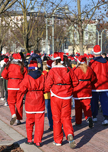 许多人在圣诞节期间在城市比赛中打背景图片