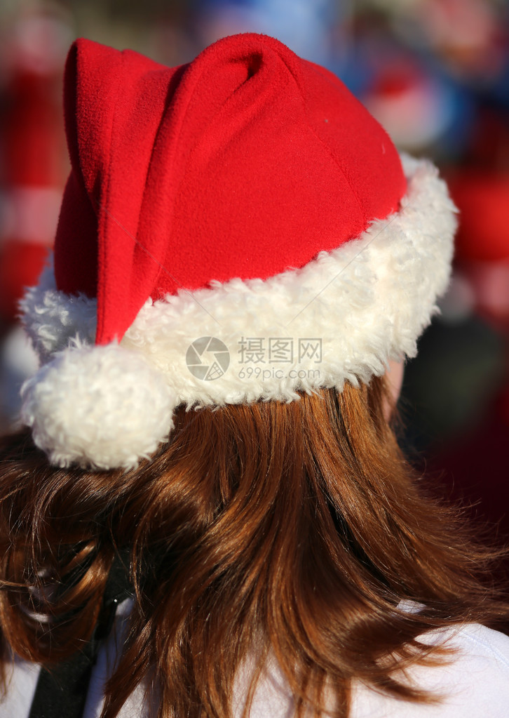 穿成圣诞老人的年轻女孩长红头图片