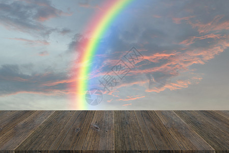 木梯田和红色的天空和带彩虹的暴风云背景图片