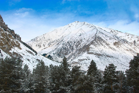 雪山厄尔布鲁士山附近图片