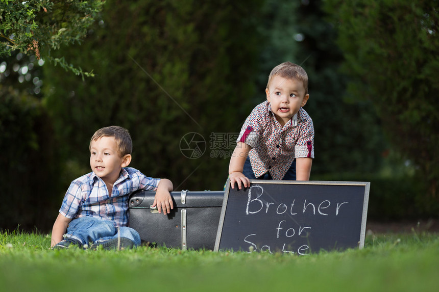两兄弟在公园玩耍图片