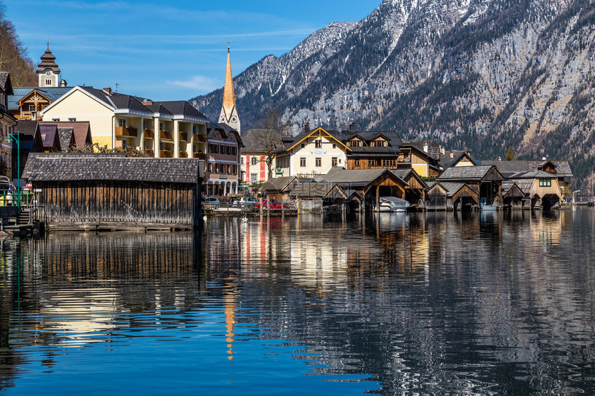 Hallstat村和Hallstater湖的景象见于奥地利阿尔卑图片