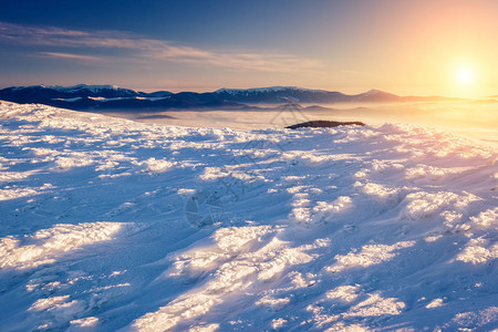 从滑雪度假胜地Dragobrat背景图片