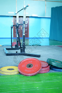 健身房里的旧运动器材IMG图片