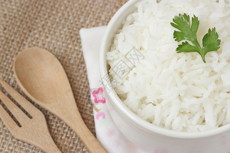 熟米饭茉莉香米熟茉莉香米和茉莉香米粒在黄麻布上的碗图片