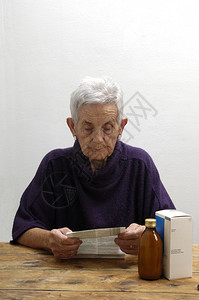读药材传单的老妇人图片