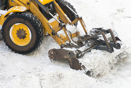 拖拉机在街上铲雪图片
