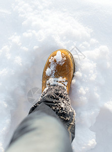 冬天在雪地里的男士靴子图片