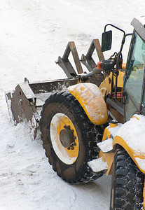 拖拉机在街上铲雪有图片