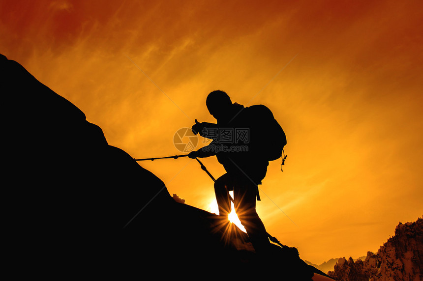 登山者和日落的剪影图片