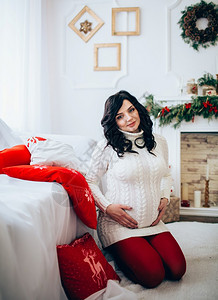 孕妇在圣诞节前夕预产婴儿产妇概念婴图片