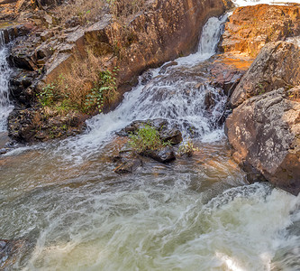 在岩石大叻越南山涧中的瀑布图片