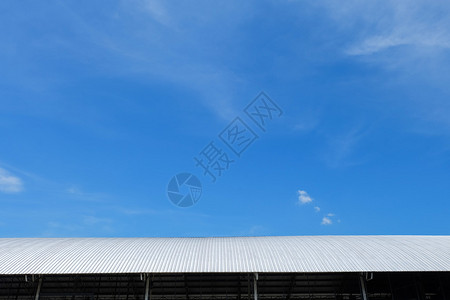 蓝天背景的金属板建筑屋顶图片