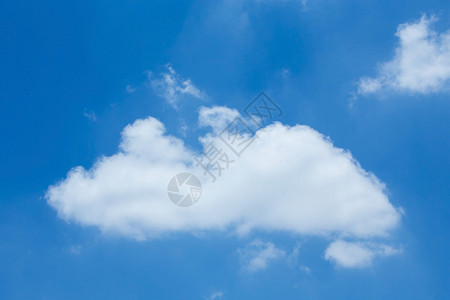 在清楚的蓝天背景的唯一白色云彩图片