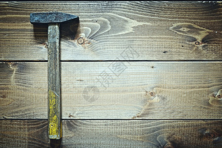 木制背景上的旧锤子图片